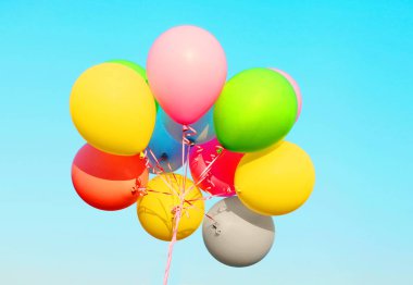 Gökyüzü mavi bir arka plan üzerinde renkli fotoğraf bundle hava balonları