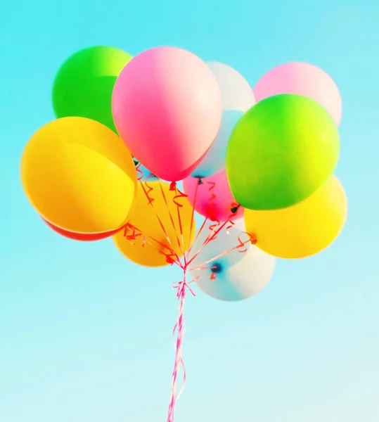 Grande pacote colorido de balões de ar em um fundo azul céu — Fotografia de Stock
