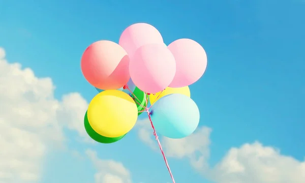 Bundle air balloons on a blue sky background — Stock Photo, Image