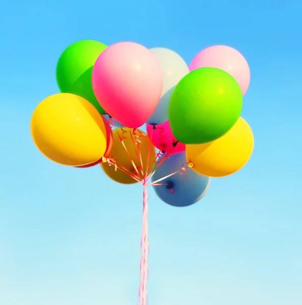 Bündel Luftballons auf blauem Himmel Hintergrund — Stockfoto