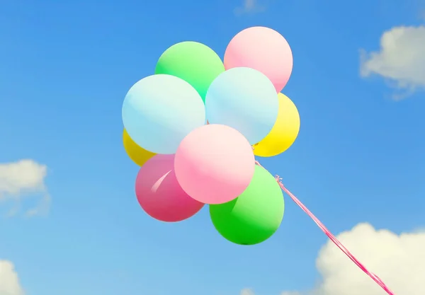 Пучок воздушных шаров на голубом фоне неба — стоковое фото