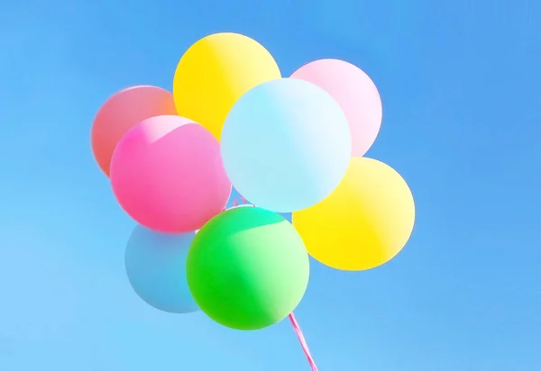 Δέσμη πολύχρωμα αερόστατα σε φόντο μπλε του ουρανού — Φωτογραφία Αρχείου