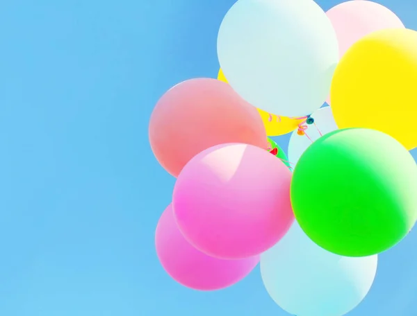 Pacote de fotos coloridas de balões de ar em um fundo azul céu — Fotografia de Stock