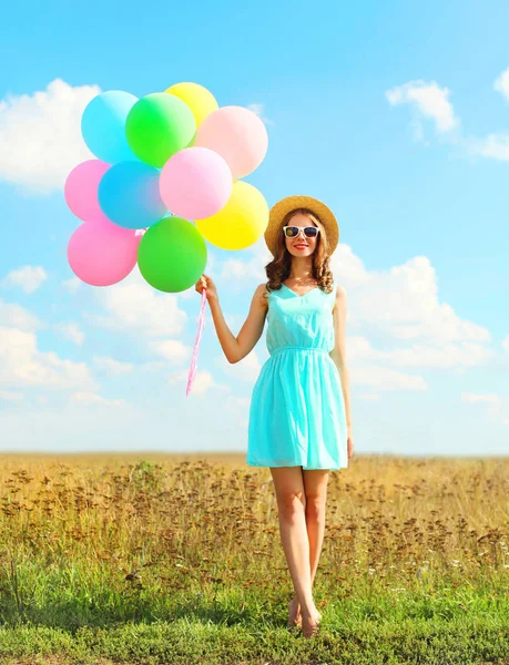 空気、色とりどりの風船を楽しんで幸せかなり若い女性 — ストック写真