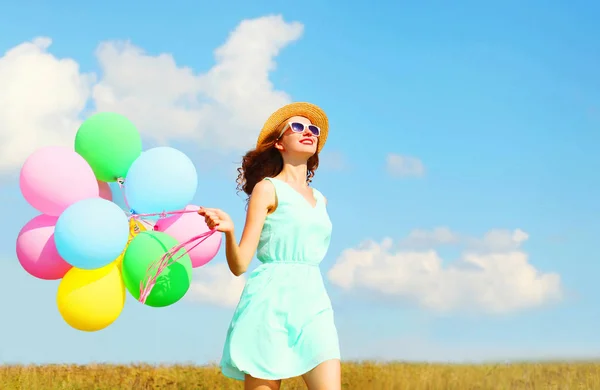Feliz sonriente mujer corre con un aire colorido globos es agradable —  Fotos de Stock