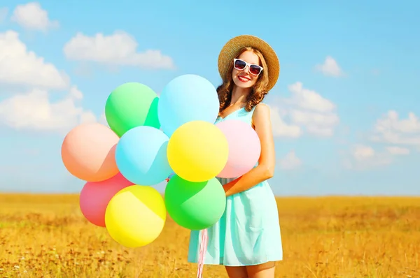 Happy smiling woman with an air colorful balloons enjoying a sum — Stock Photo, Image