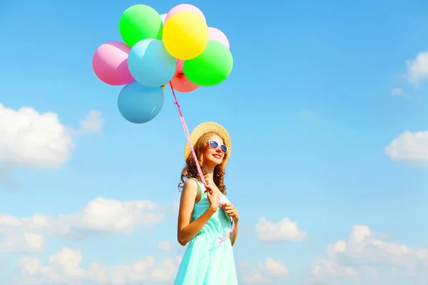 Счастливая молодая улыбающаяся женщина с воздухом красочные воздушные шары наслаждаться — стоковое фото