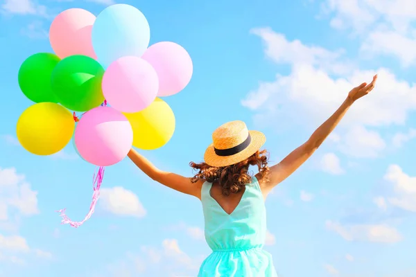 Estilo de vida foto feliz mujer con un aire colorido globos es enj —  Fotos de Stock