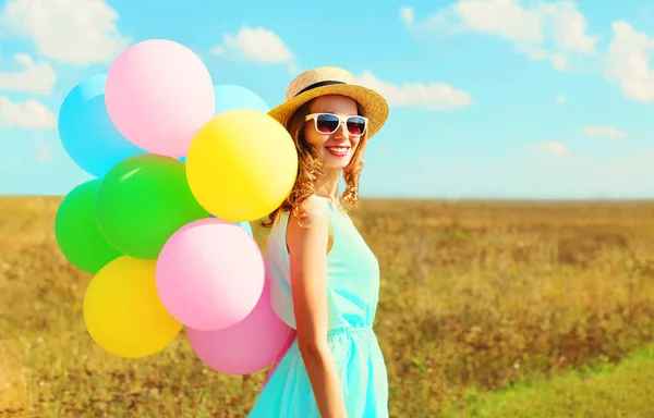 Retrato feliz bonita mujer sonriente con un globo de aire colorido — Foto de Stock
