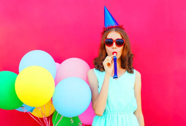 Vrouw in een verjaardag-dop met een lucht kleurrijke ballonnen op een pin — Stockfoto