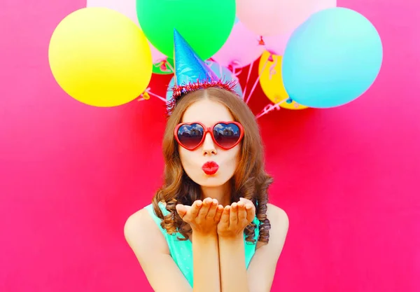 세로 예쁜 여자 모자는 생일에 보내는 공기 키스 홀리 — 스톡 사진