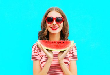 Wate dilim tutan moda portre mutlu gülümseyen genç kadın