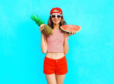 Çok gülümseyen kadın moda bir ananas ve bir dilim tutuyor 