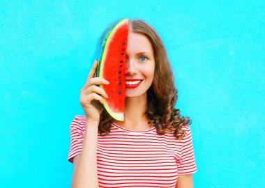 Mutlu gülümseyen genç kadın wat dilim yarım yüzle yaklaşıyor