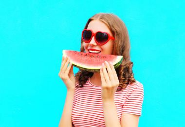 mutlu genç kadın portre co üzerinde dilim karpuz yiyor