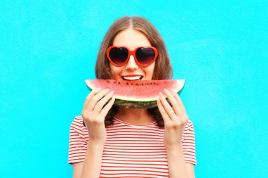 mutlu kadın portre renkli üzerinde dilim karpuz yiyor
