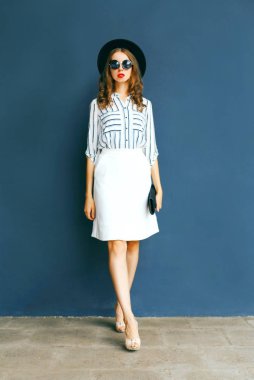 Siyah şapka, beyaz etek yuvarlak zarif kadın moda ve bir ha