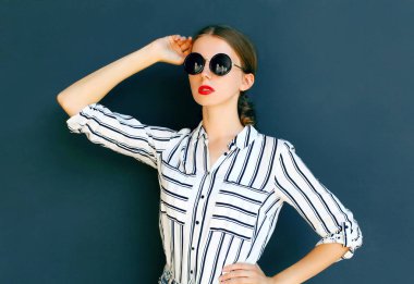 Moda çok şık kadın Bayan siyah güneş gözlüğü pos giyiyor
