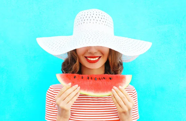 Fashion portrait happy smiling young woman is holding a slice of — Stock Photo, Image