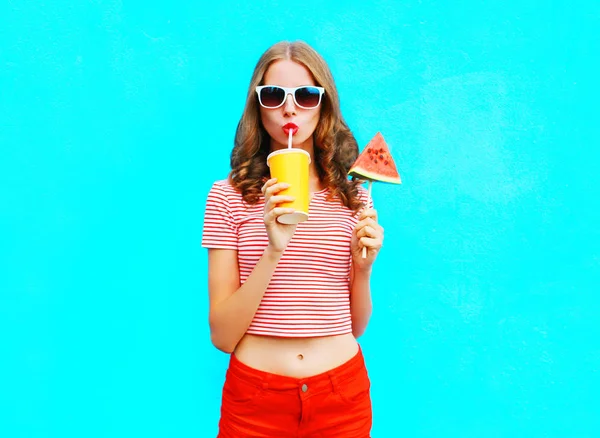 Mode hübsche Frau trinkt Fruchtsaft aus Tasse hält Scheibe o — Stockfoto