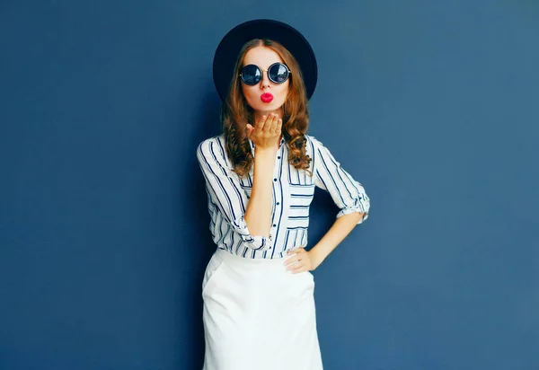 Retrato de moda mujer envía un aire beso usando un negro sunglas — Foto de Stock