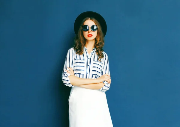 Ładna kobieta moda na sobie czarne okulary przeciwsłoneczne, kapelusz i s biały — Zdjęcie stockowe