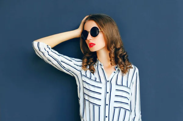 Moda retrato perfil mulher em um preto óculos de sol posando sobre — Fotografia de Stock