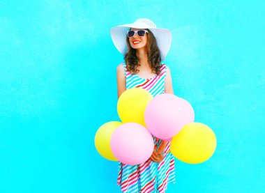 Moda mutlu gülümseyen bir hava renkli balonları ile hav kadındır