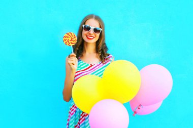 Moda güzel genç gülümseyen kadın sarı ile bir hava balonu, 