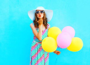 Moda kadındır gönderir bir hava öpücük bir hava renkli balon tutar