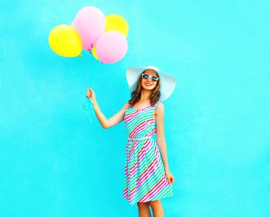Yaz! Bir hava renkli topu ile sevimli gülümseyen kadın moda
