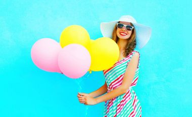 Yaz! Bir hava renkli balonları ile gülümseyen kadın moda 