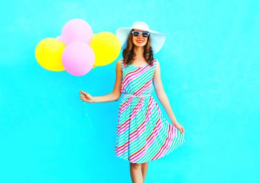 Yaz! Moda gülümseyen genç kadın mutlu bir hava renk tutar