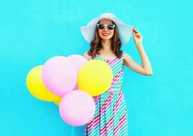 Yaz! Moda mutlu gülümseyen genç kadın ile bir hava colorf