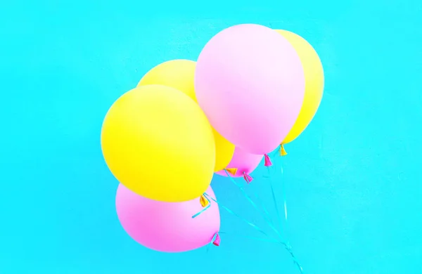 Lot coloré de ballons à air sur fond bleu — Photo