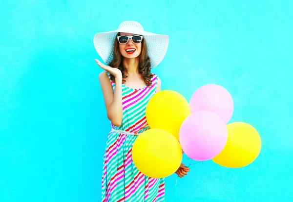 Moda feliz sonriente mujer con un aire colorido globos es hav — Foto de Stock