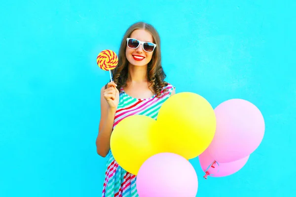 Moda bastante joven sonriente mujer con amarillo y globos de aire , —  Fotos de Stock