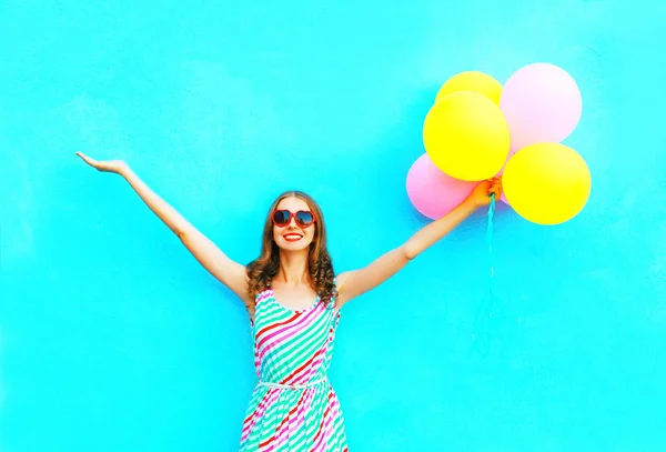 Glücklich lächelnde Frau und ein luftfarbener Luftballon hat Spaß o — Stockfoto