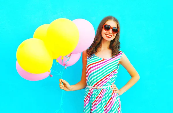 Feliz sonriente mujer y un aire colorido globos es divertirse o — Foto de Stock