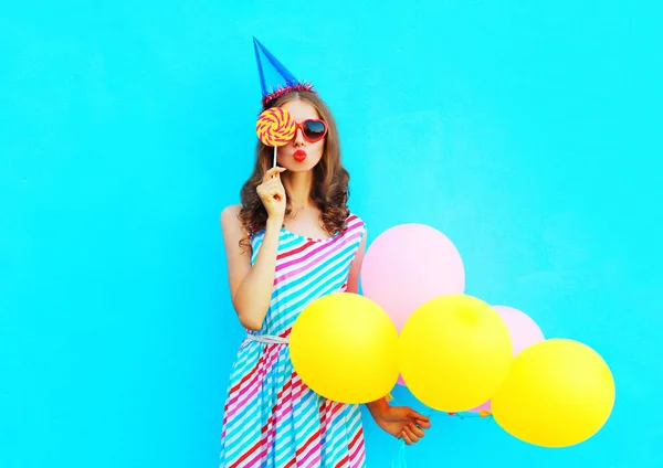 Stående kvinna i badmössa födelsedag håller en air färgglada ballonger — Stockfoto