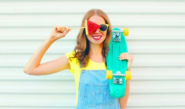 Bir dilim karpuz buz crea oldukça gülümseyen kadın moda