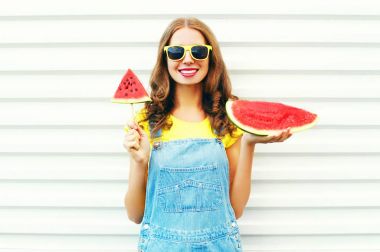 gülümseyen bir dilim karpuz IC şeklinde genç kadın