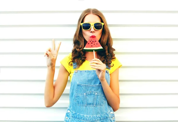 Mode coole Mädchen essen eine Scheibe Wassermelone in Form von ic — Stockfoto