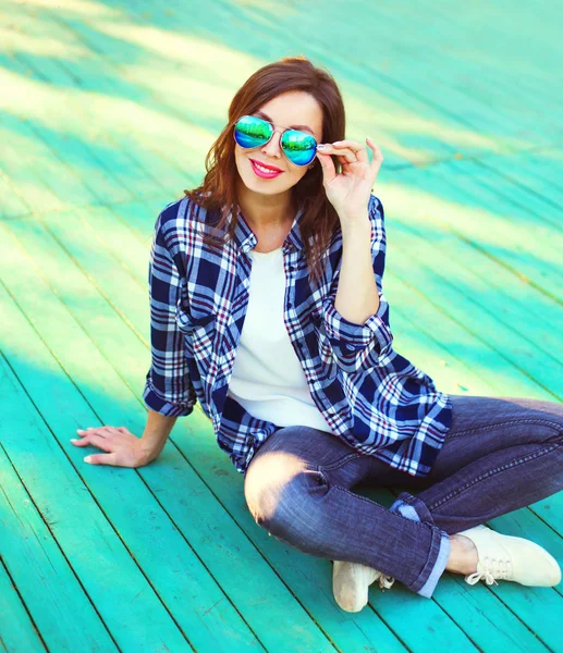 Mulher morena de moda em camisa xadrez casual e óculos de sol — Fotografia de Stock