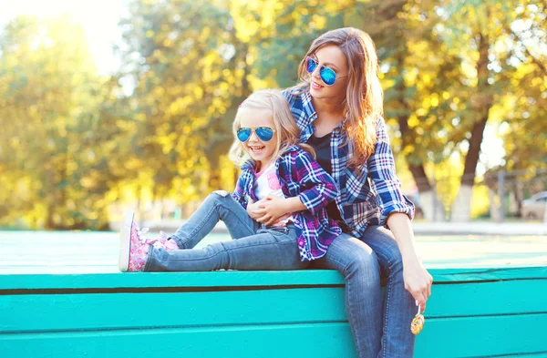 Moda feliz madre con hija hija divirtiéndose juntos en —  Fotos de Stock