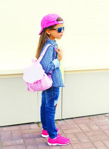 Μόδα παιδί μικρό κορίτσι που φοράει ένα καπέλο του μπέιζμπολ και σακίδιο στην t — Φωτογραφία Αρχείου