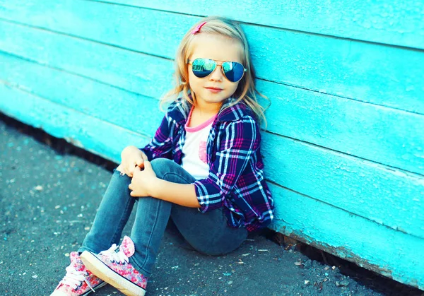 Niña de moda con gafas de sol y shi a cuadros —  Fotos de Stock