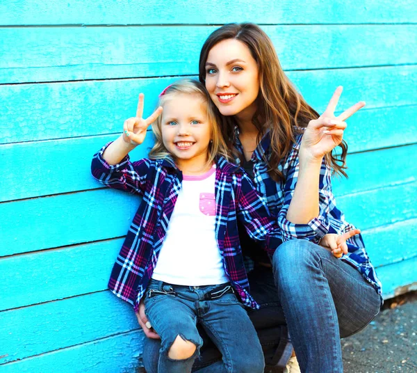 Retrato de moda sonriente madre e hija divirtiéndose en —  Fotos de Stock