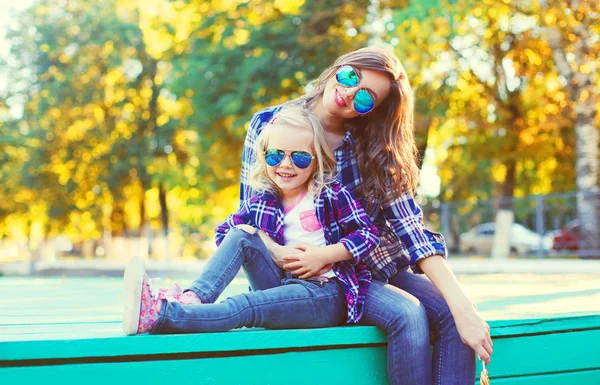 Mère heureuse avec fille enfant s'amuser ensemble dans le parc — Photo