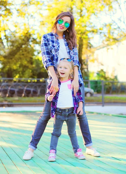 Glücklich junge Mutter und Kind Tochter Spaß zusammen in der — Stockfoto